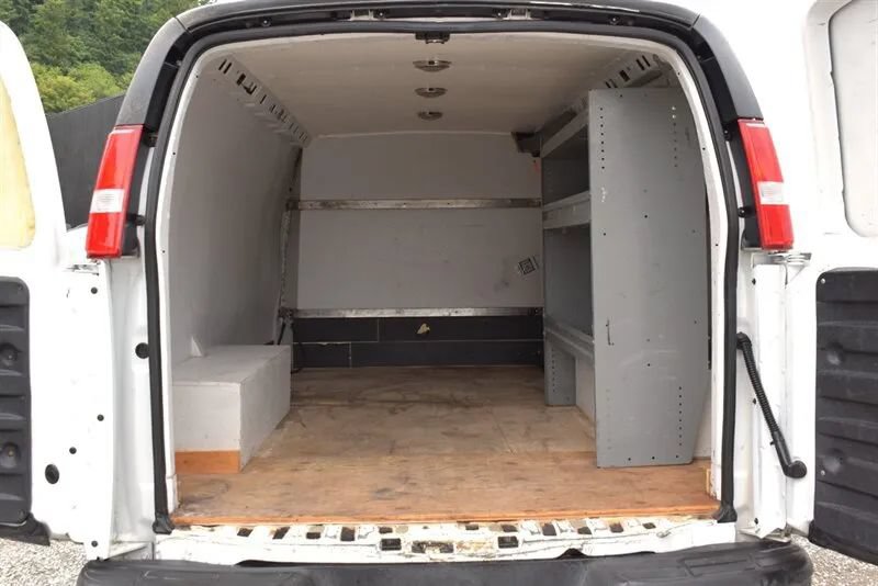Used 2006 Chevrolet Express 3500 RWD image 25