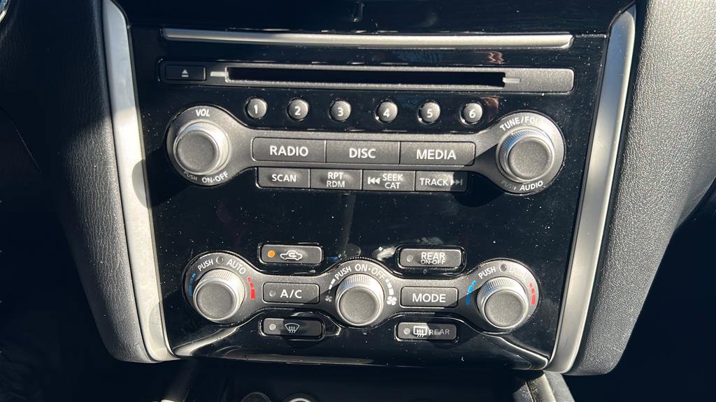 Used 2017 Nissan Pathfinder SV image 19