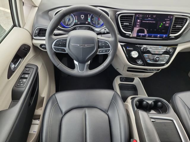 Used 2024 Chrysler Pacifica Touring-L image 14