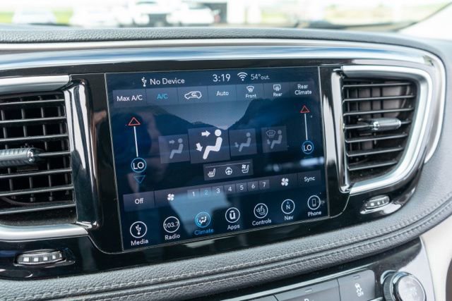 Used 2018 Chrysler Pacifica Limited FWD image 22