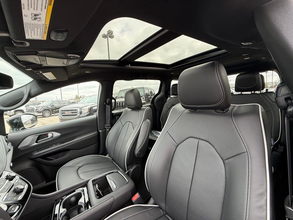 New 2026 Chrysler Pacifica Limited image 13