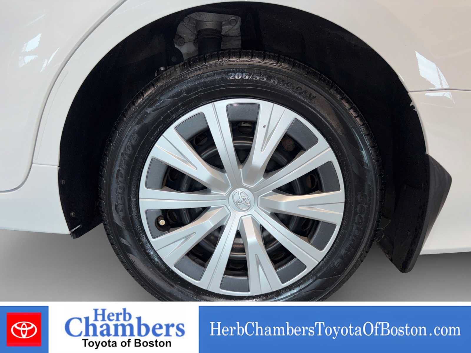 Used 2020 Toyota Camry LE w/ Sunroof Package FWD image 9