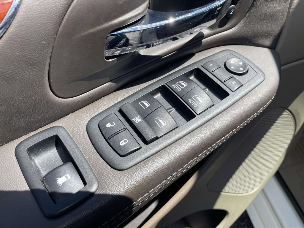 Used 2012 Chrysler Town & Country Limited FWD image 17