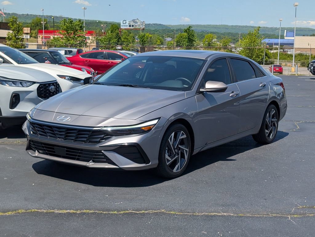 Used 2024 Hyundai Elantra SEL w/ Convenience Package FWD image 3
