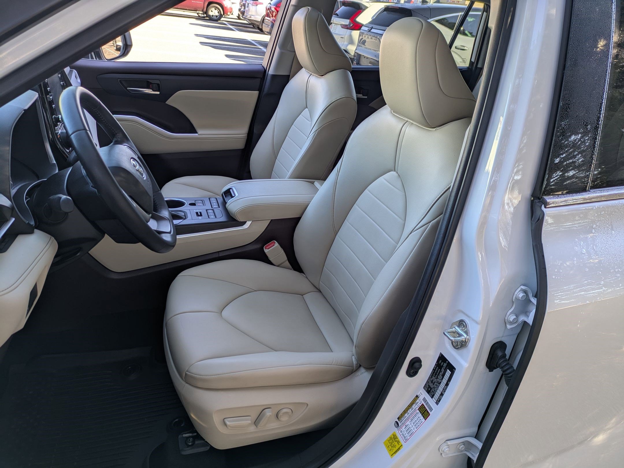 Used 2022 Toyota Highlander XLE image 7