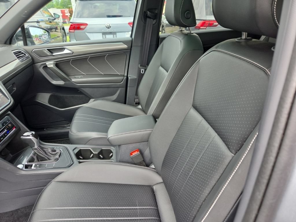 Certified 2024 Volkswagen Tiguan SE R-Line FWD image 8