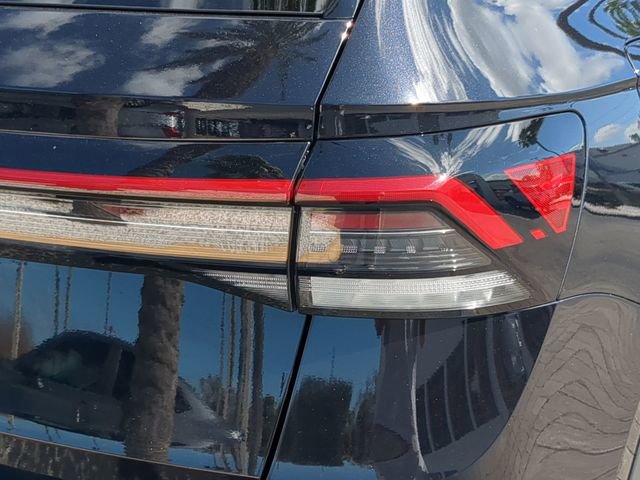 Certified 2025 Volkswagen Taos SE w/ Black Wheel Package image 8