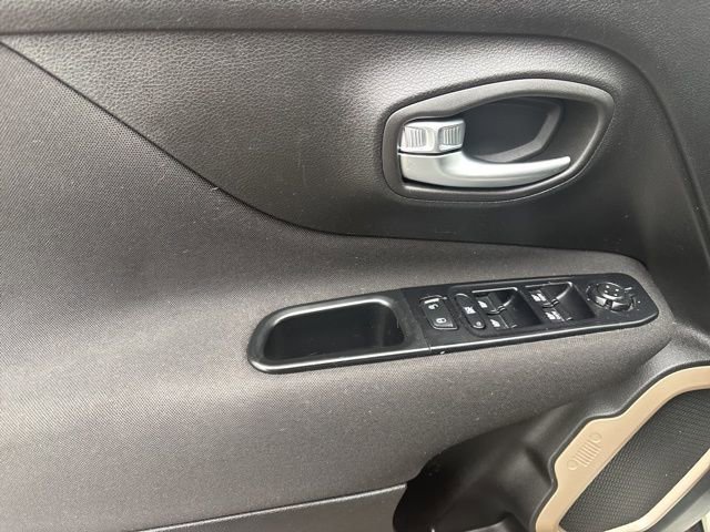 Used 2017 Jeep Renegade Latitude image 12