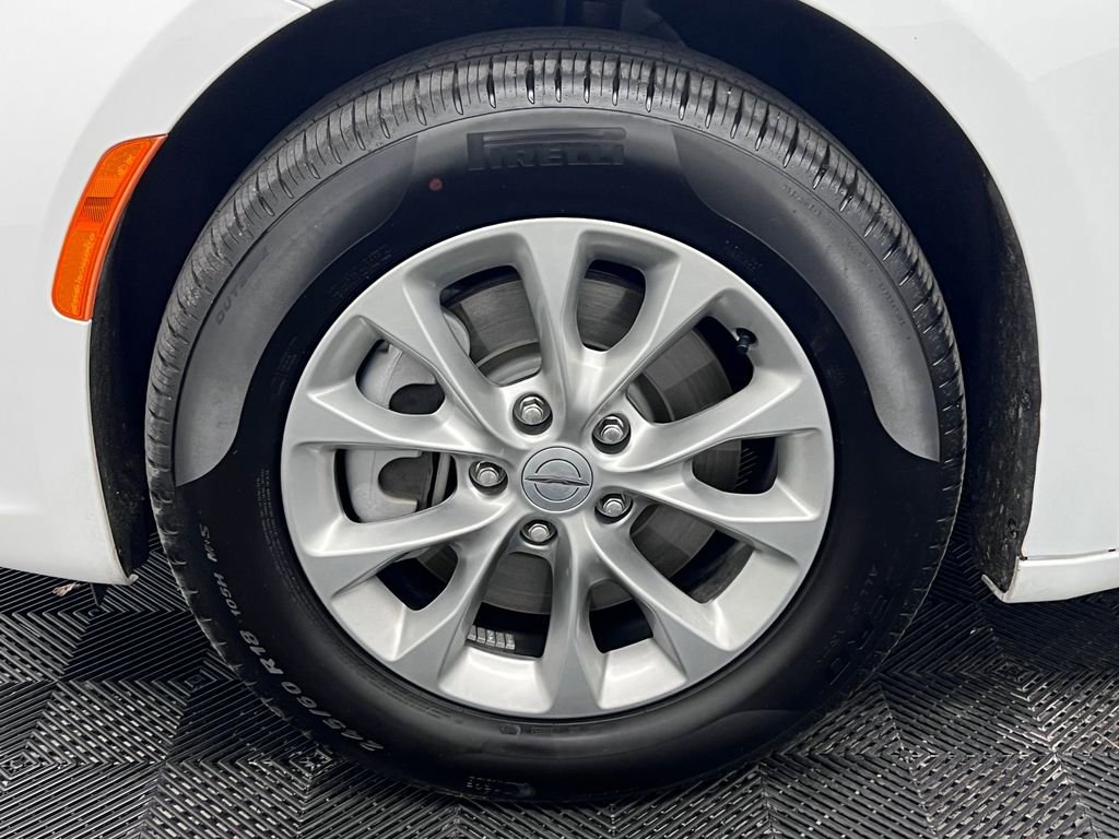 Used 2025 Chrysler Pacifica Select AWD/4WD image 11