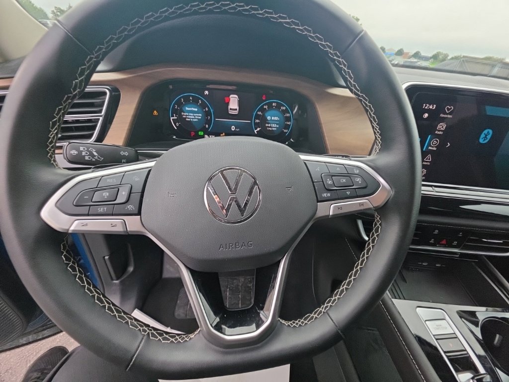 Used 2025 Volkswagen Atlas SE AWD/4WD image 16