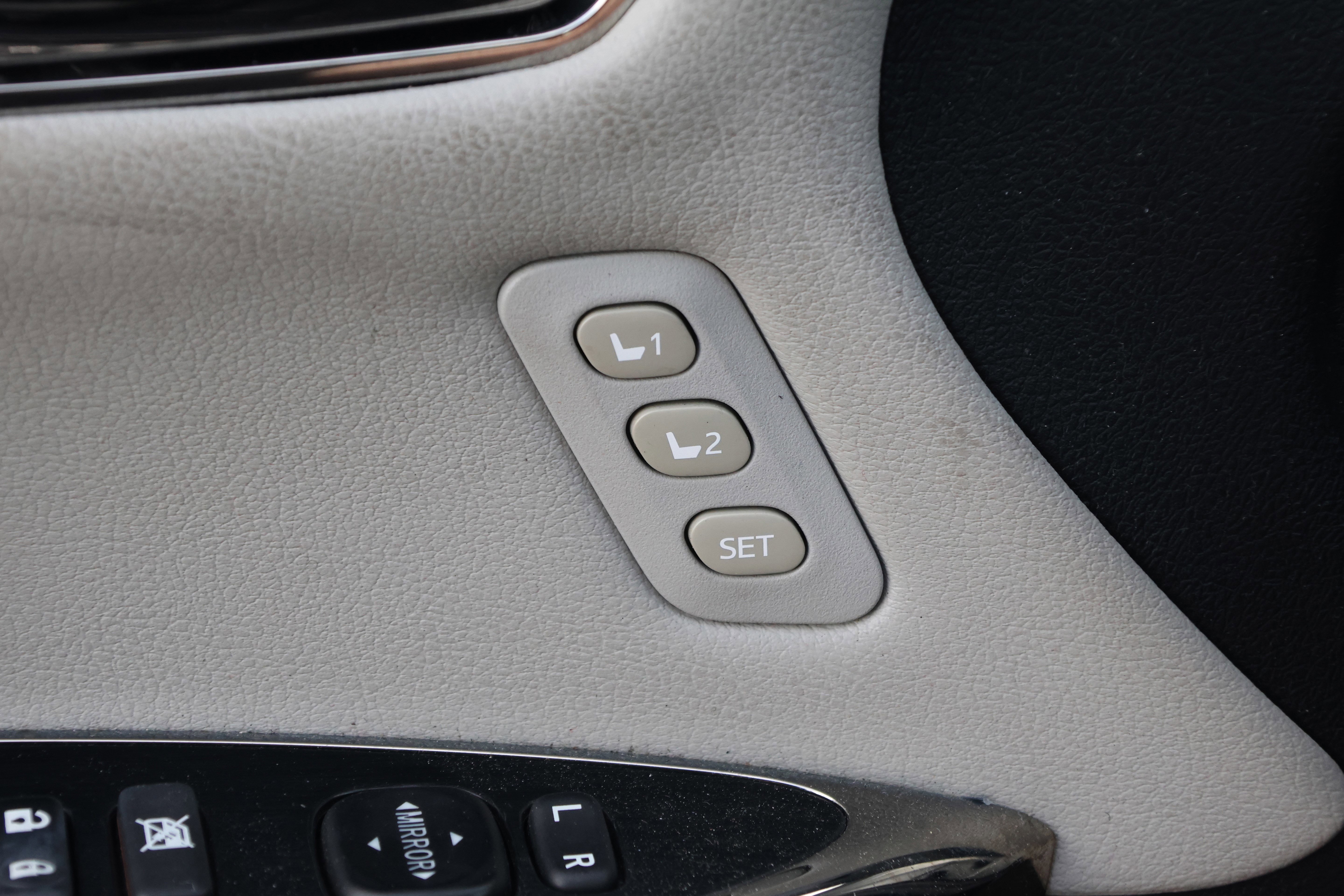 Used 2013 Toyota Avalon Limited image 13