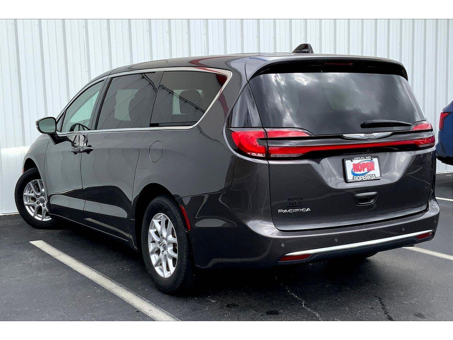 Used 2023 Chrysler Pacifica Touring-L image 10