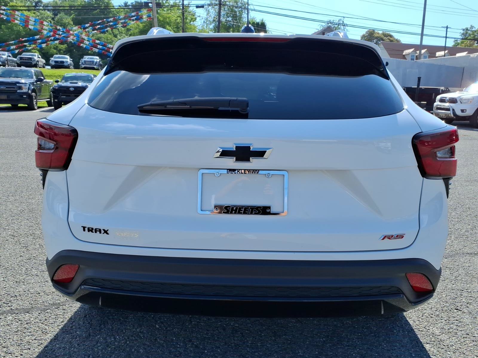Used 2024 Chevrolet Trax RS w/ Sunroof Package FWD image 4