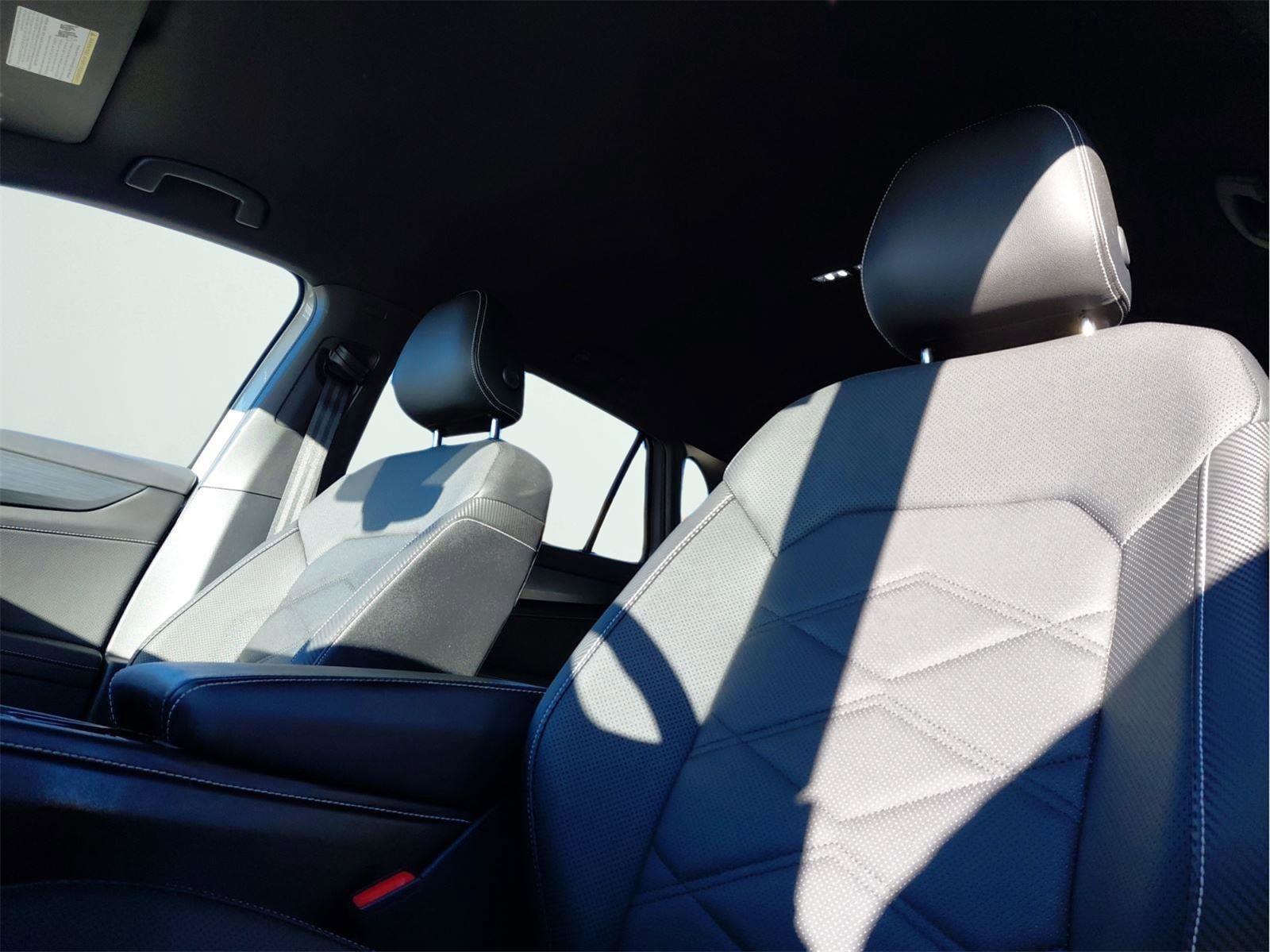 Used 2025 Volkswagen Atlas Cross Sport SE image 9