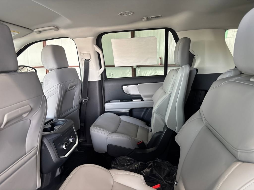 New 2026 Ford Expedition Active image 12