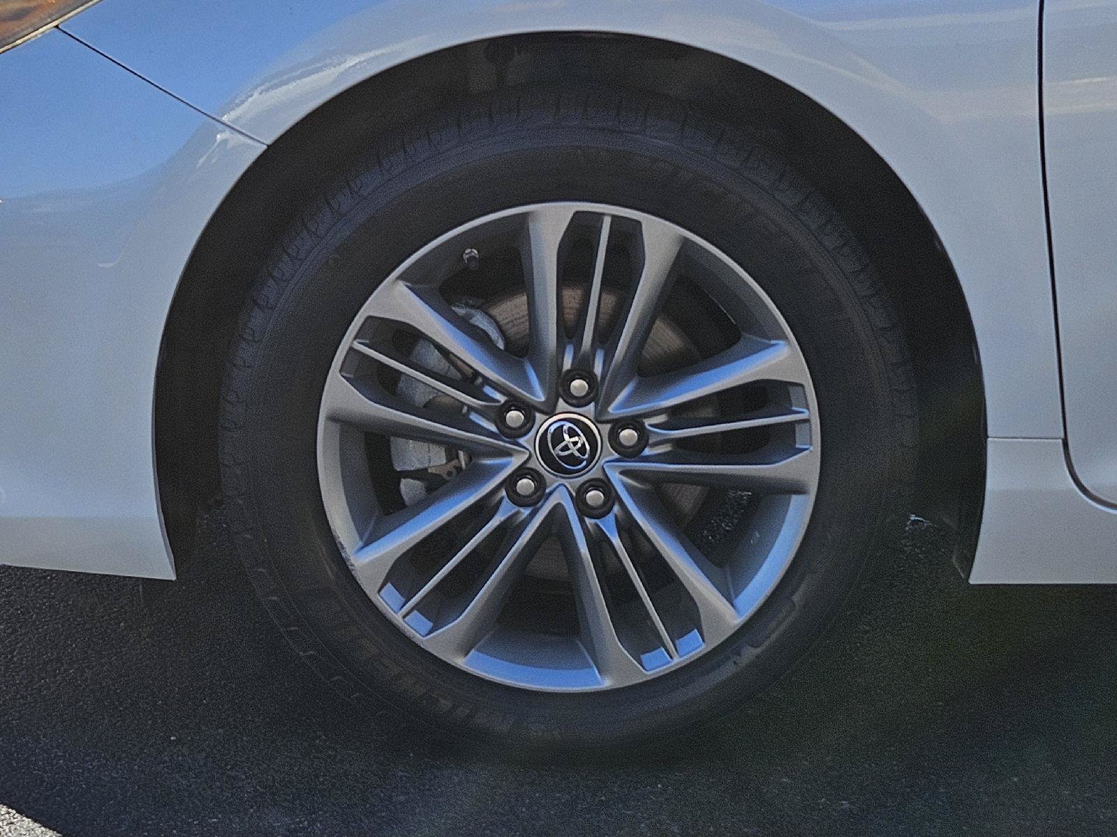Used 2016 Toyota Camry SE w/ Moonroof Package FWD image 26