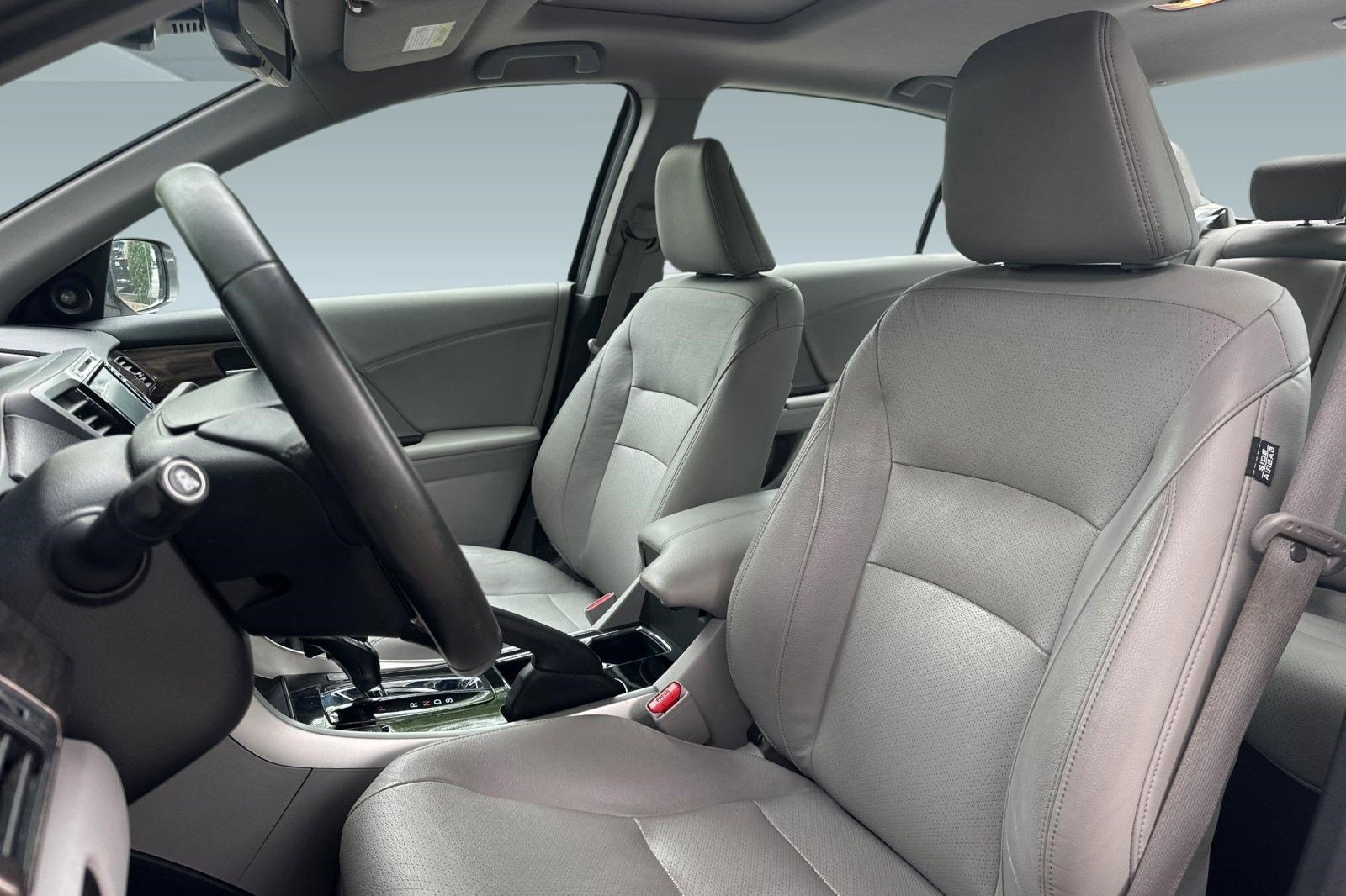 Used 2017 Honda Accord Touring image 5