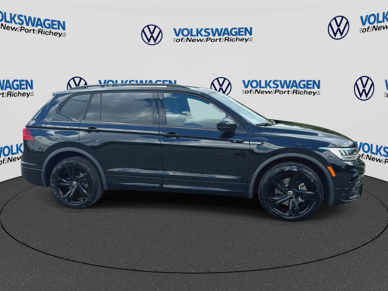 Used 2024 Volkswagen Tiguan SE R-Line FWD image 9