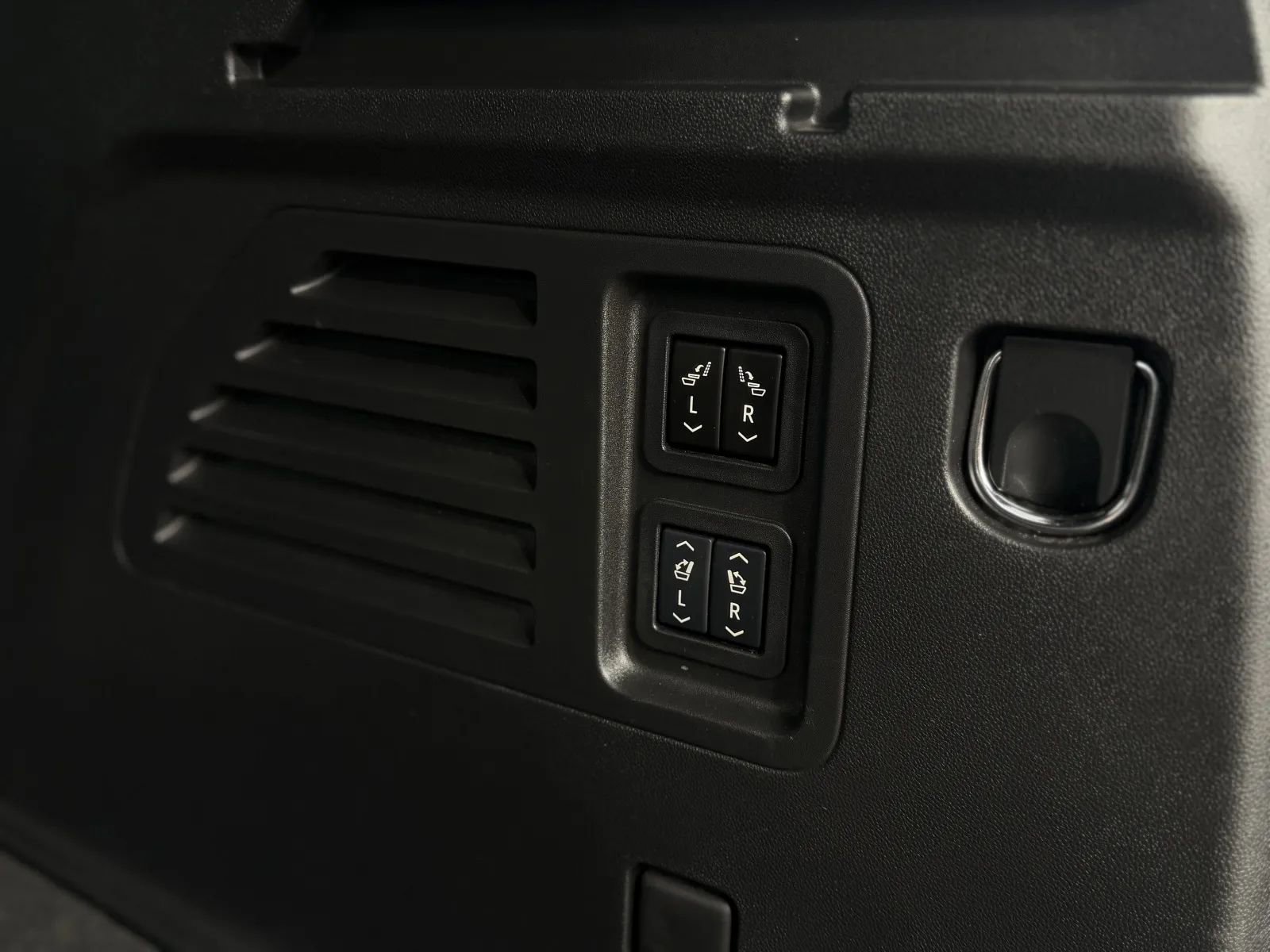 Used 2024 Chevrolet Traverse RS image 31