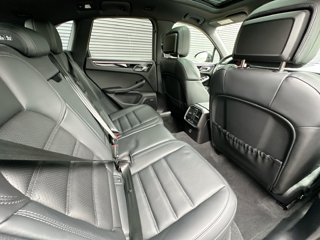 Certified 2023 Porsche Macan S AWD/4WD image 29