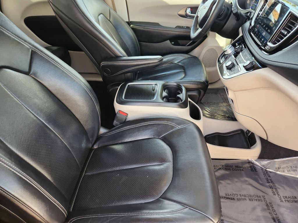 Used 2022 Chrysler Pacifica Touring-L w/ Uconnect Theater Family Group image 5