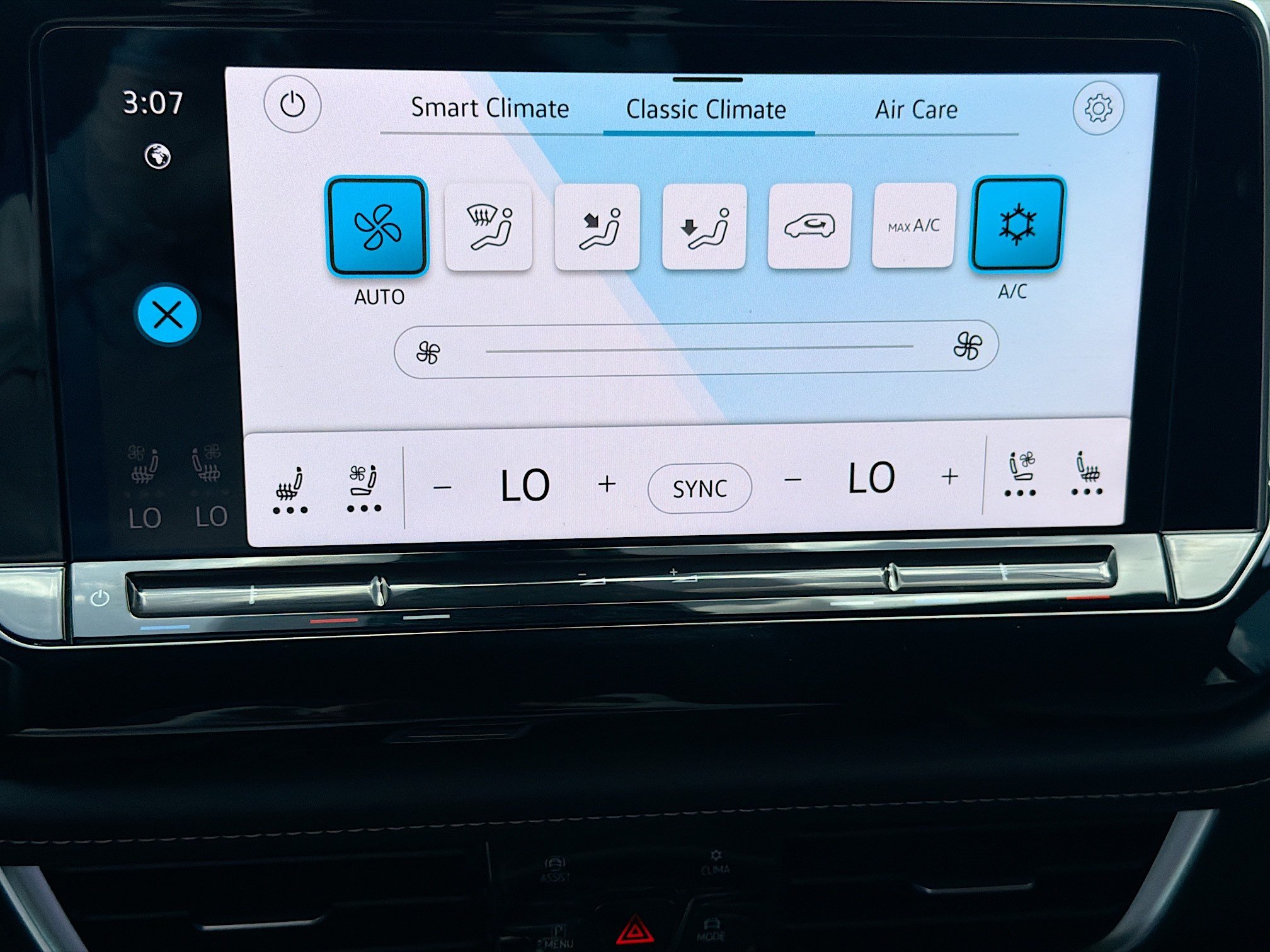 Used 2024 Volkswagen Atlas Cross Sport SE w/ Panoramic Sunroof Package AWD/4WD image 34