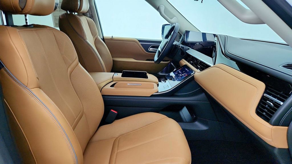 Used 2025 INFINITI QX80 Sensory image 24