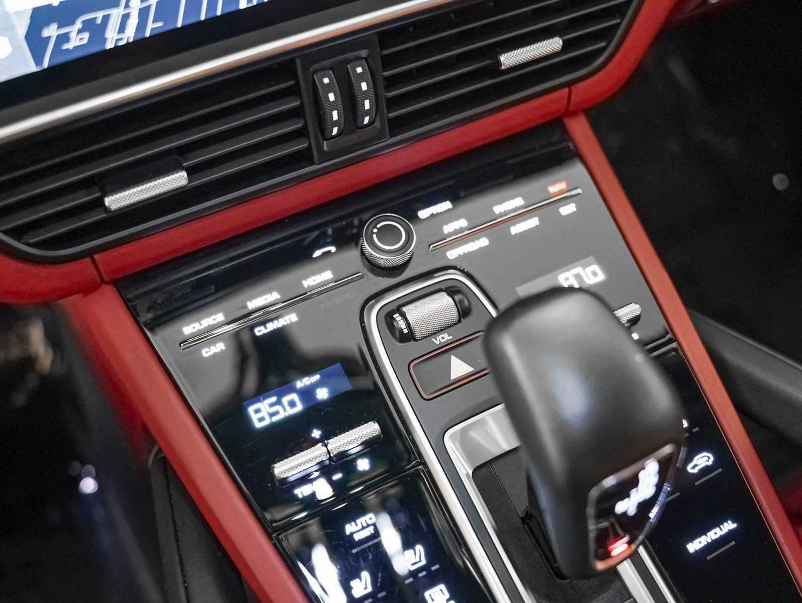 Certified 2022 Porsche Cayenne E-Hybrid w/ Premium Package image 21