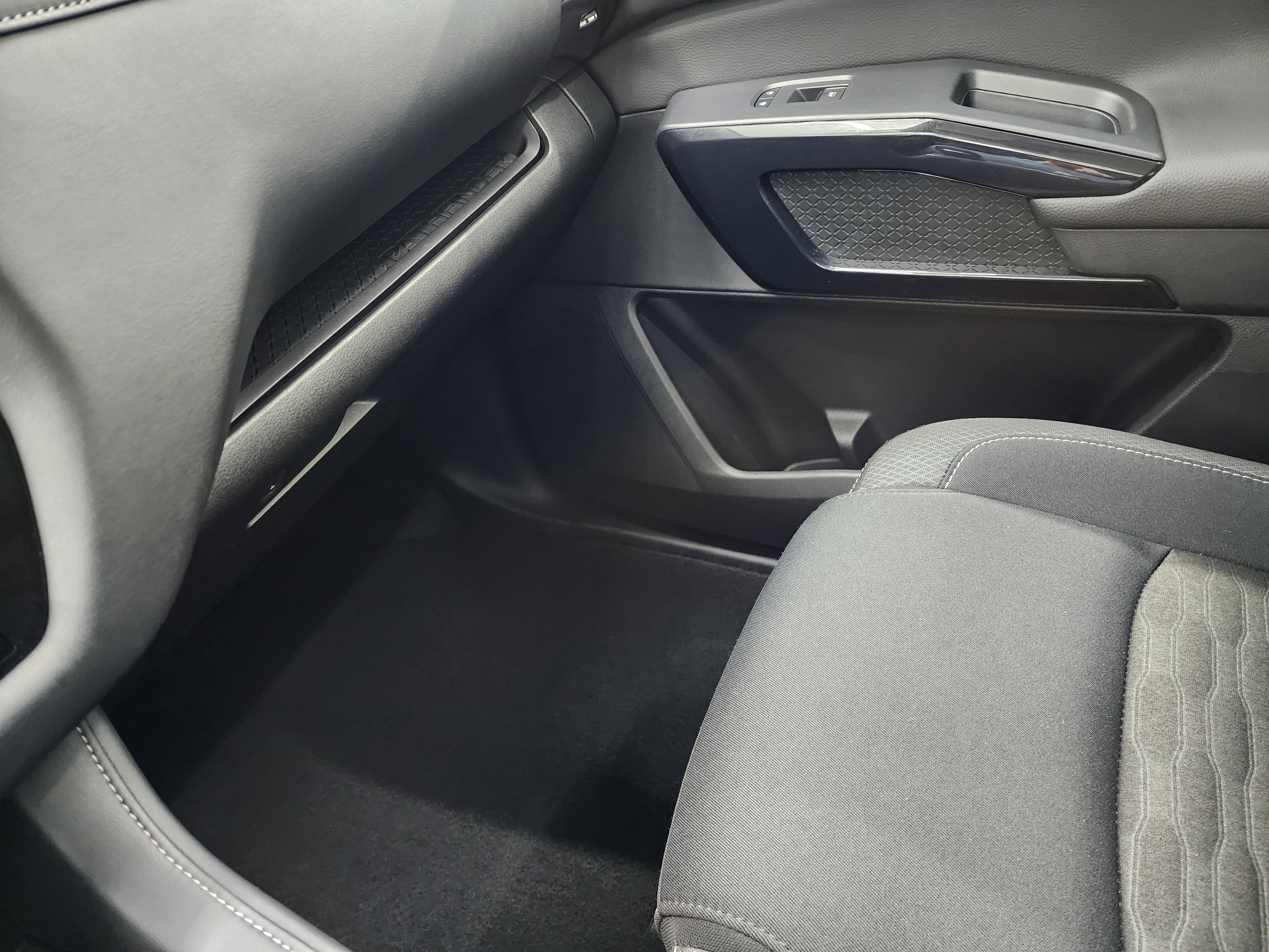 Used 2025 Nissan Pathfinder SV image 13