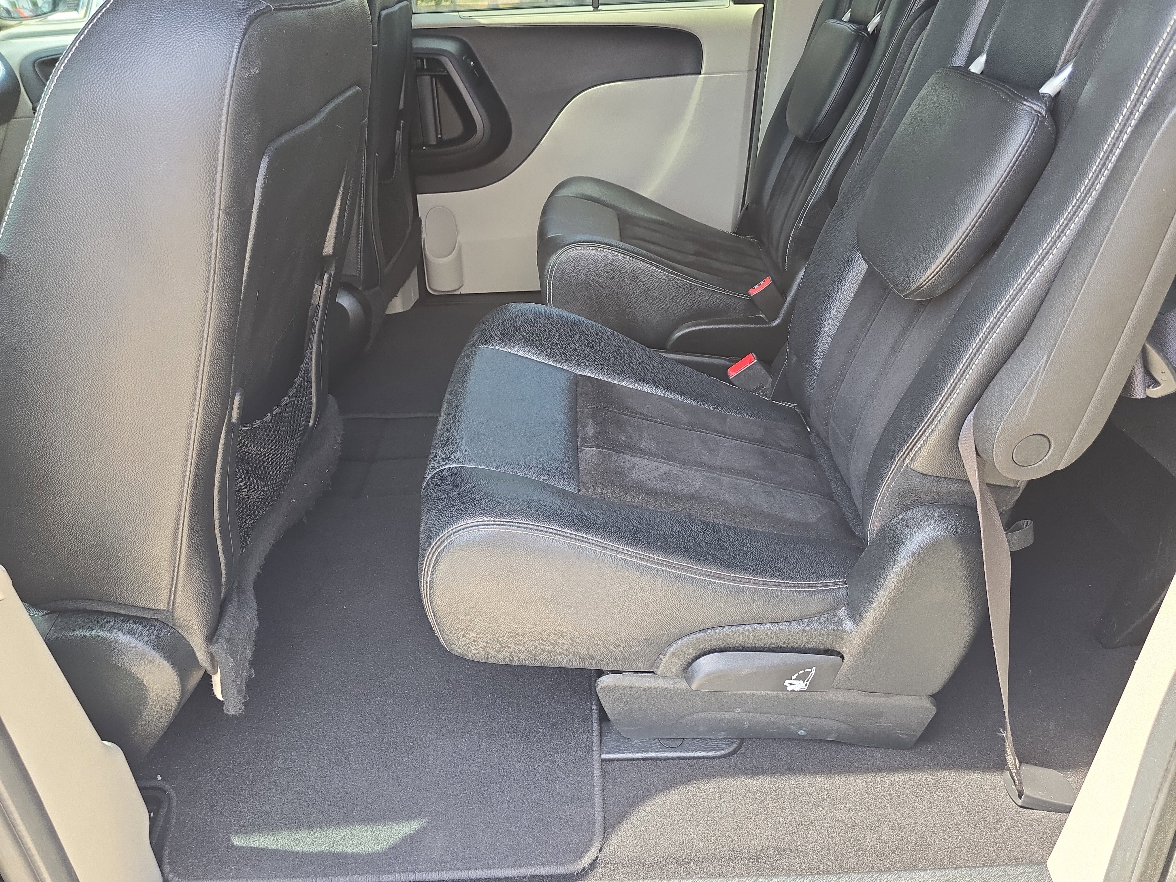 Used 2017 Dodge Grand Caravan SXT w/ Driver Convenience Group FWD image 18