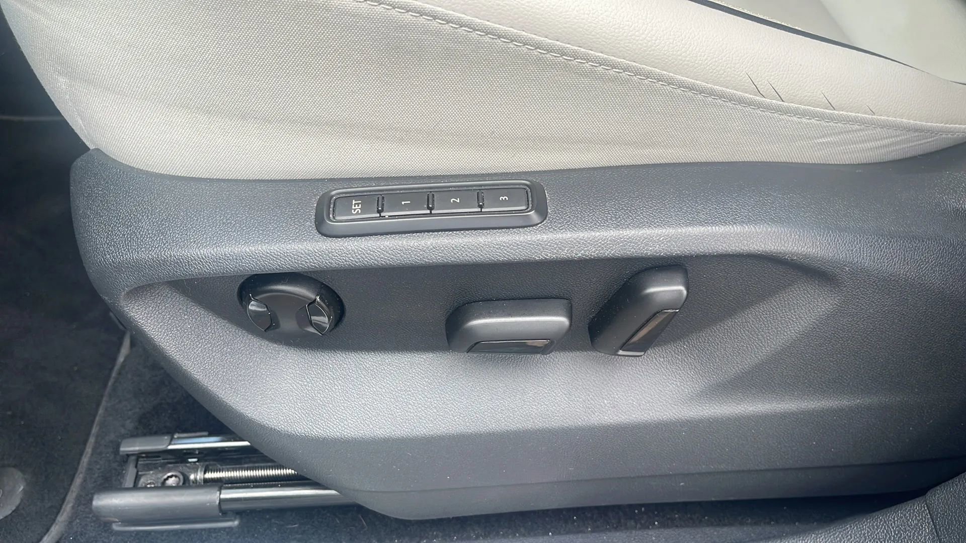 Used 2019 Volkswagen Tiguan SEL Premium image 25