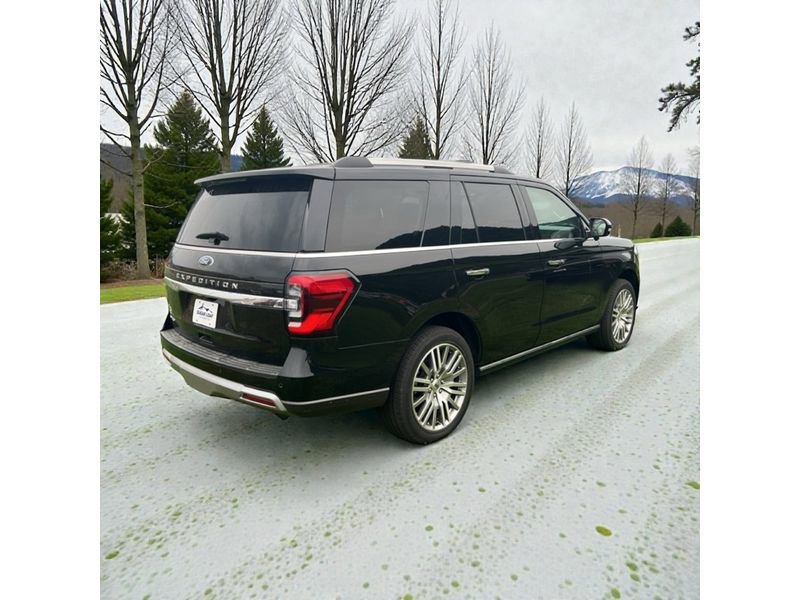 Used 2023 Ford Expedition Limited image 3