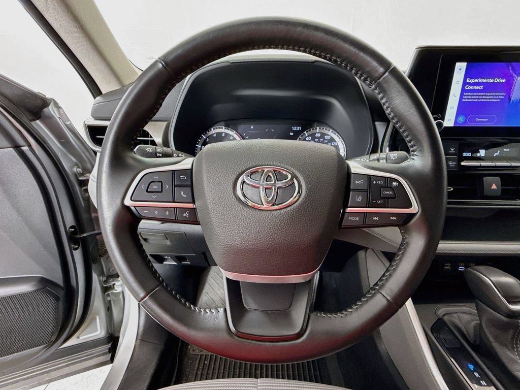 Used 2023 Toyota Highlander LE FWD image 12