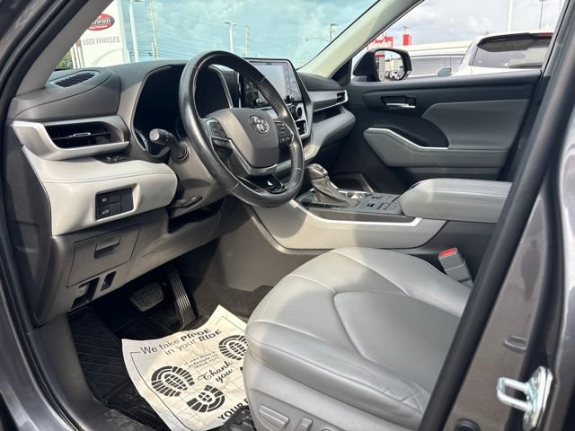 Used 2021 Toyota Highlander XLE AWD/4WD image 8