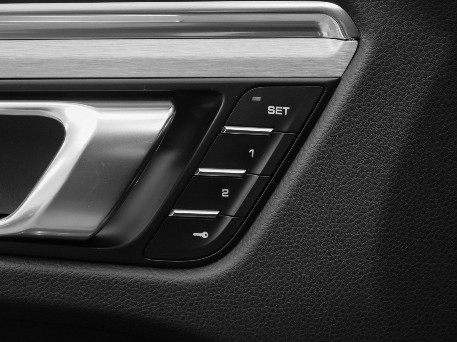 Certified 2025 Porsche Macan image 24