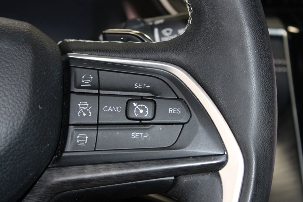 Used 2023 Jeep Grand Cherokee Limited image 32