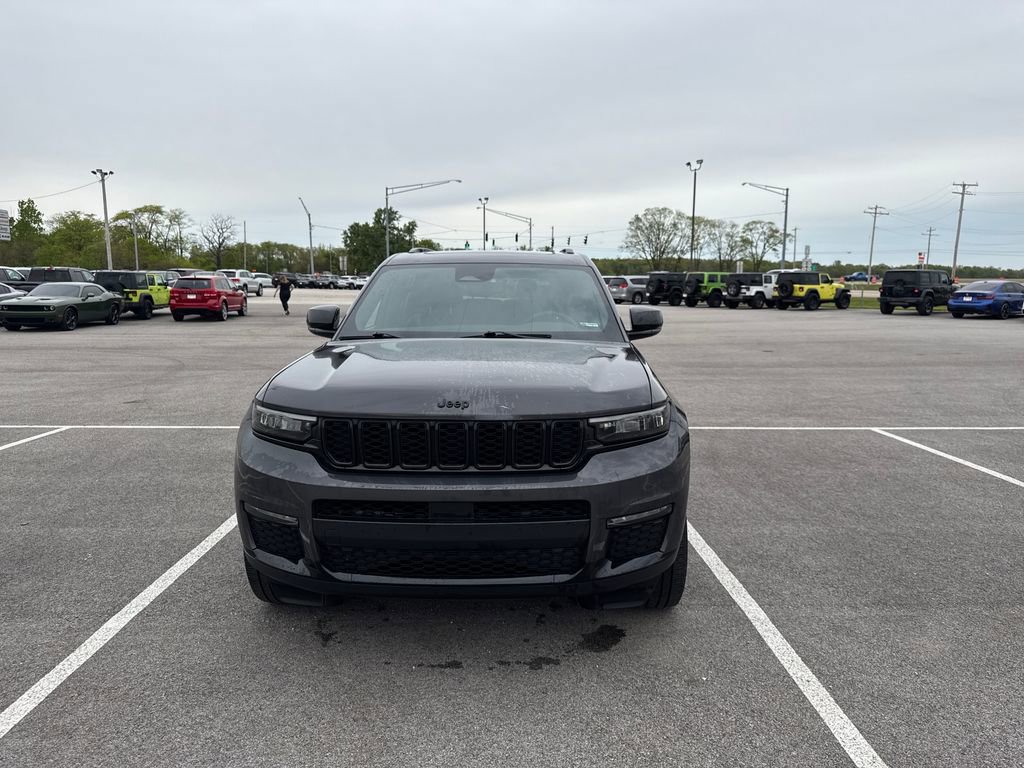 Used 2024 Jeep Grand Cherokee L Limited w/ Black Appearance Package AWD/4WD image 2