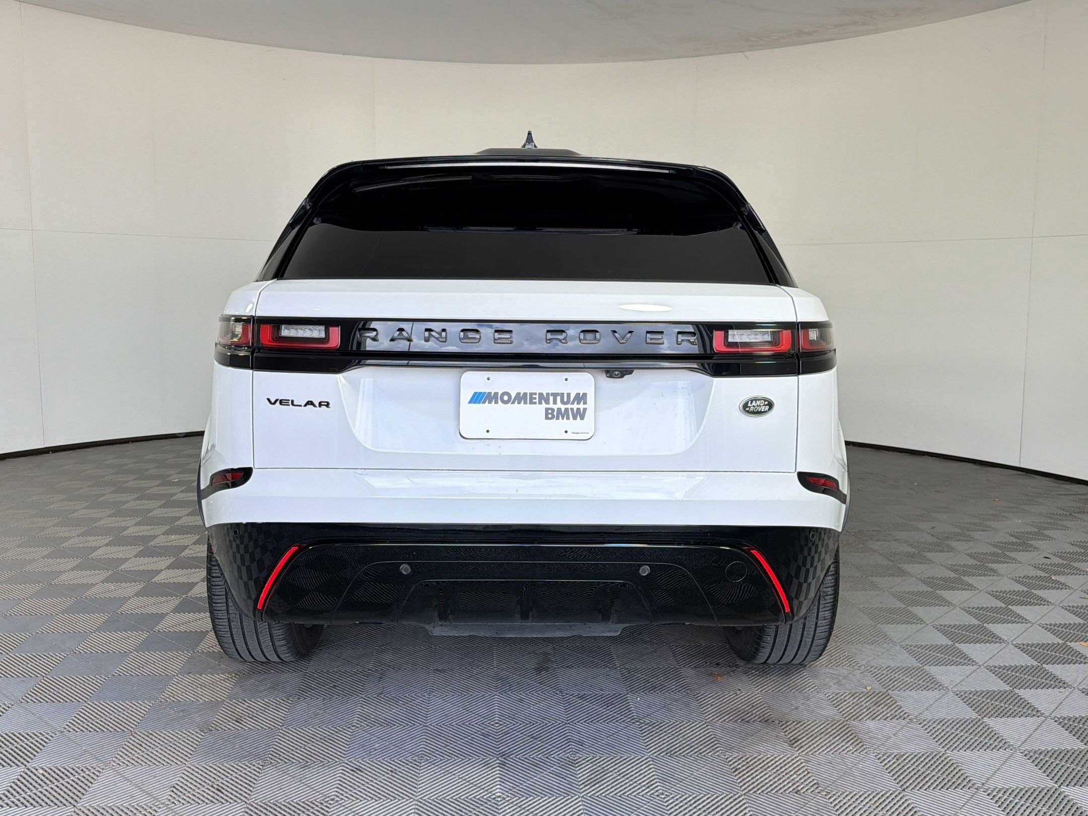 Used 2022 Land Rover Range Rover Velar R-Dynamic S image 9