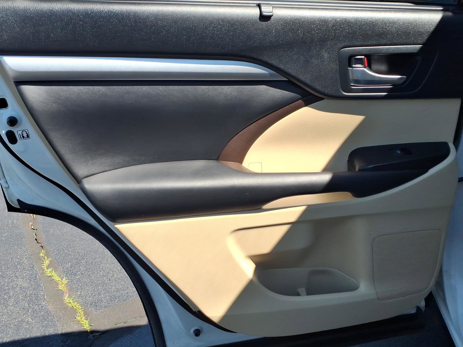 Used 2018 Toyota Highlander XLE AWD/4WD image 18