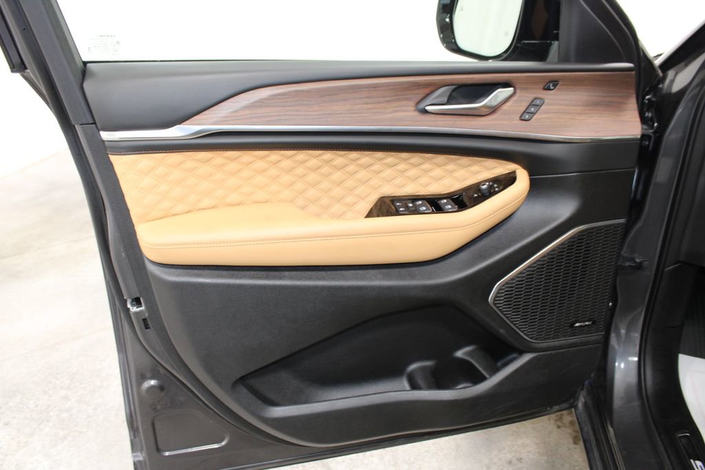 Used 2024 Jeep Grand Cherokee Summit image 18