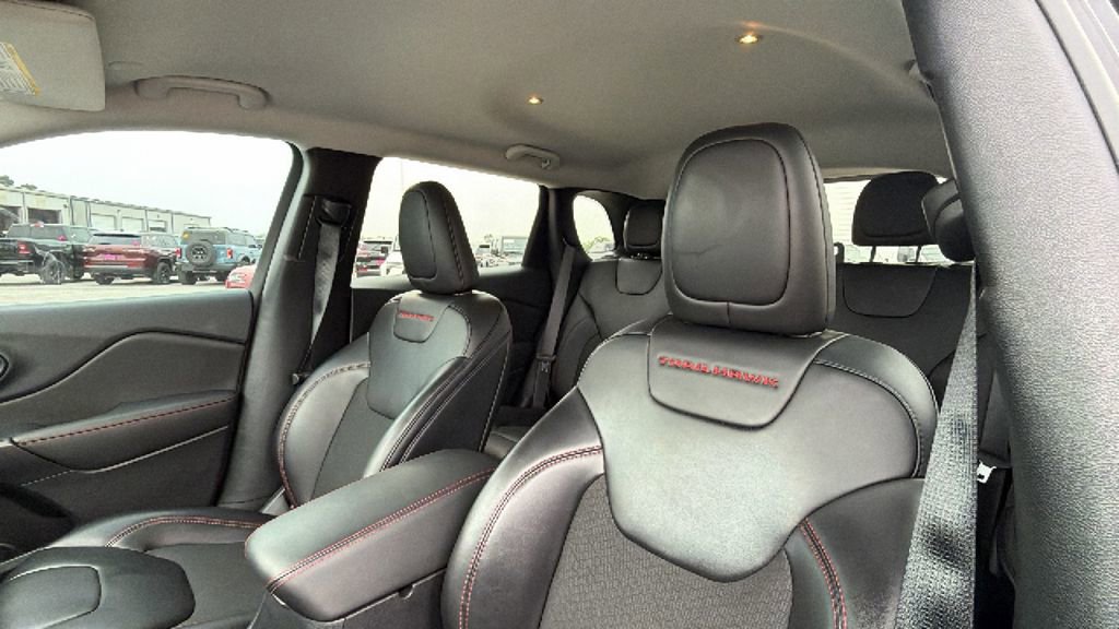 Used 2022 Jeep Cherokee Trailhawk AWD/4WD image 16