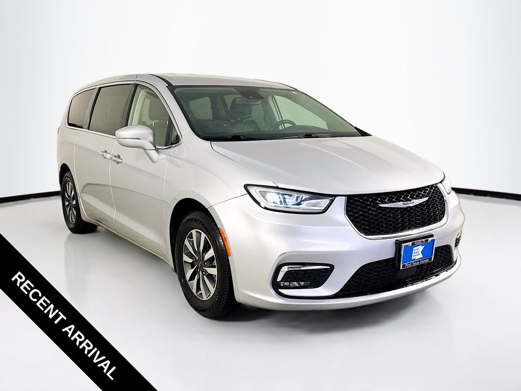 Used 2022 Chrysler Pacifica Touring-L FWD image 1