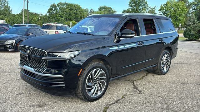 Used 2025 Lincoln Navigator Reserve AWD/4WD image 3