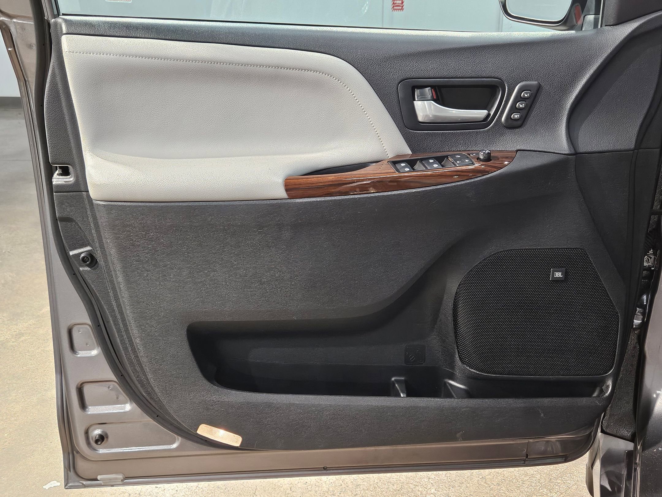 Used 2018 Toyota Sienna Limited image 20