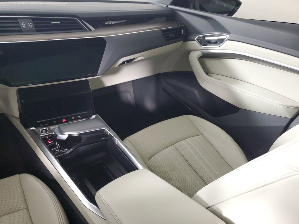 Used 2024 Audi Q8 e-tron Premium Plus image 16