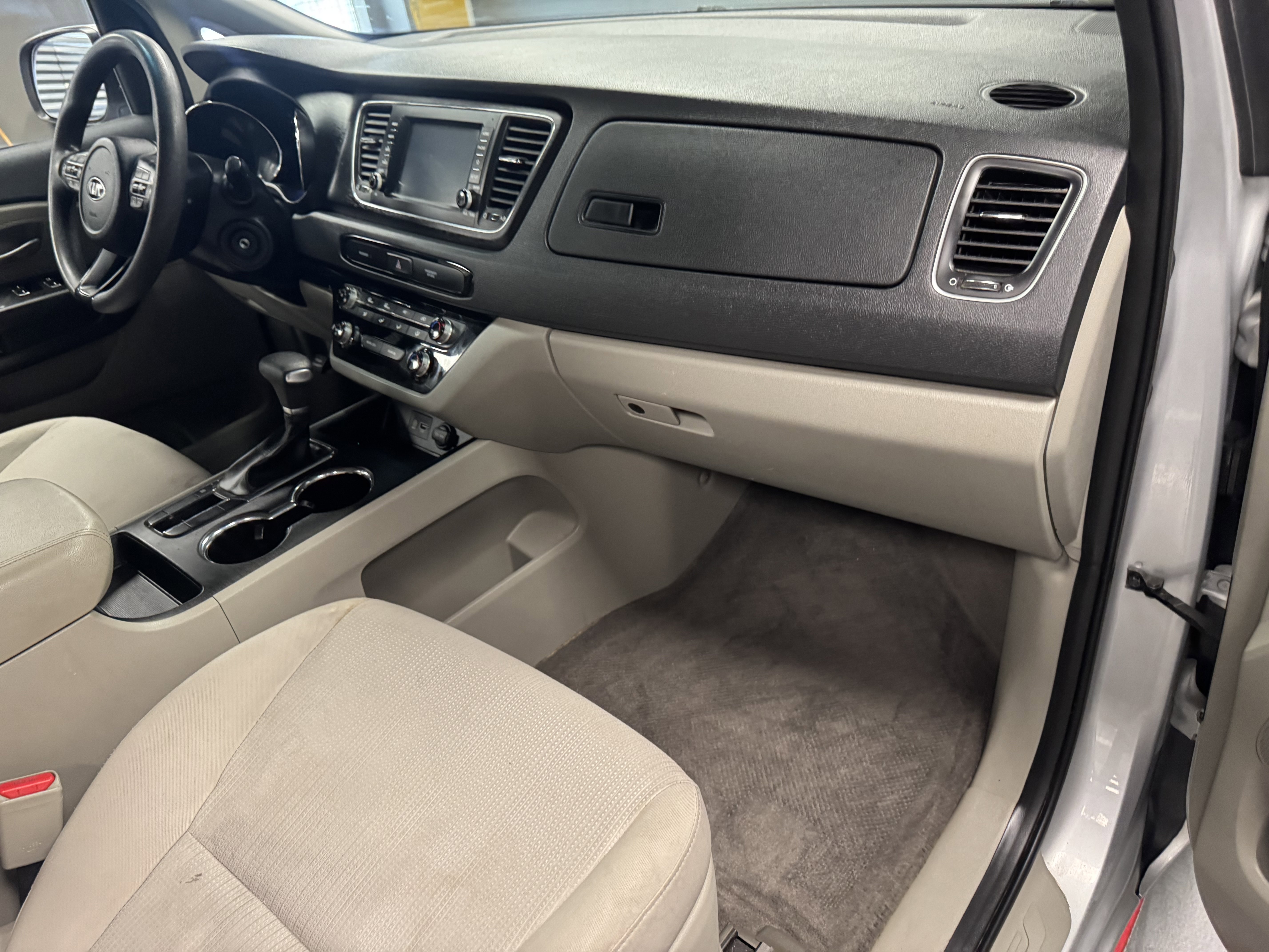 Used 2019 Kia Sedona L FWD image 15