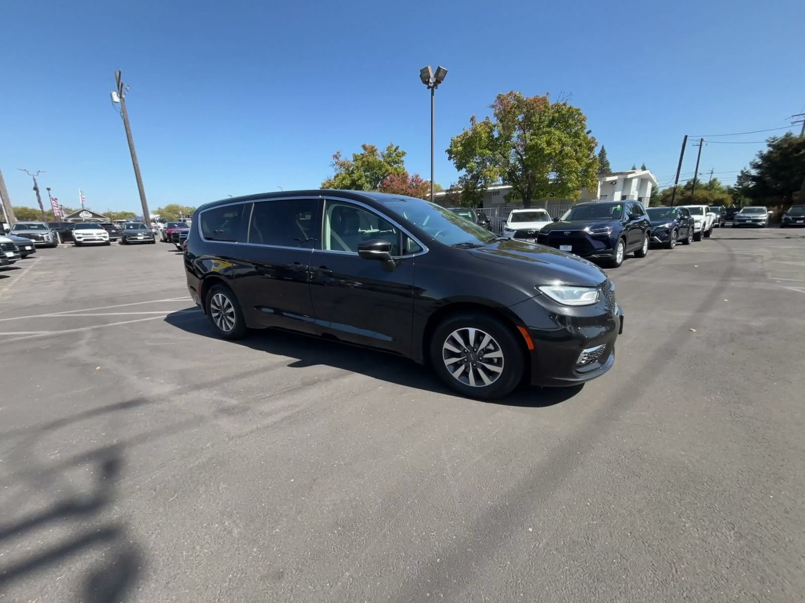 Used 2023 Chrysler Pacifica Touring-L FWD image 2