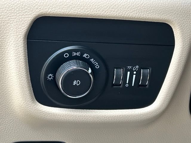 Used 2022 Jeep Grand Cherokee Limited AWD/4WD image 19
