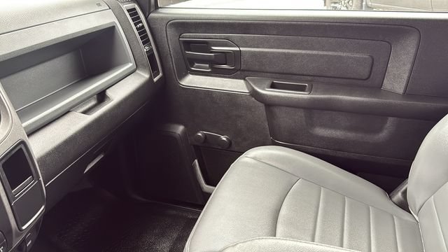 Used 2018 RAM 3500 Tradesman w/ Chrome Appearance Group RWD image 25