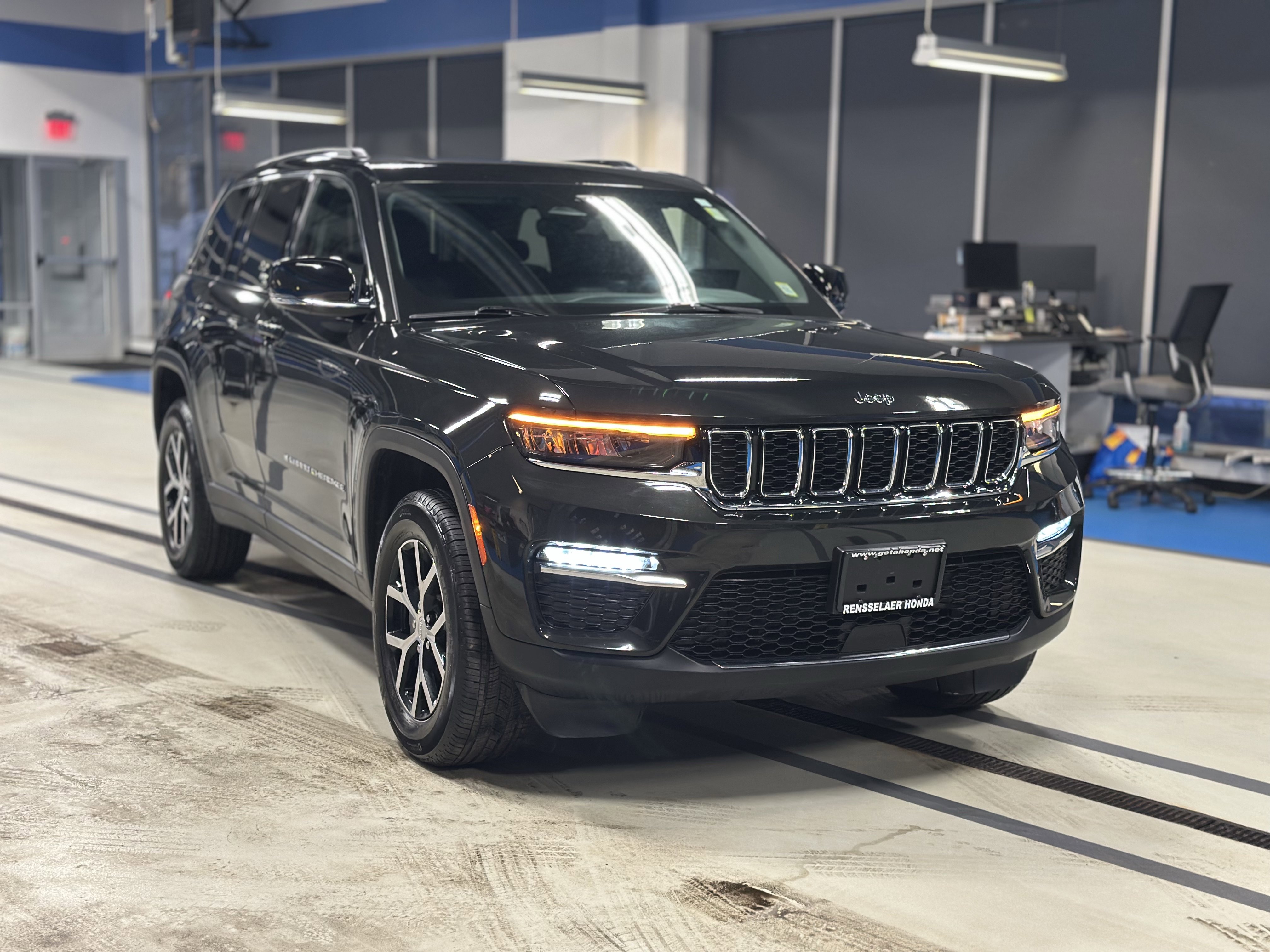 Used 2023 Jeep Grand Cherokee Limited image 3